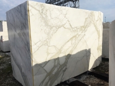 Fornitura blocchi 177.8 cm in marmo CALACATTA ORO EXTRA 2628. Dettaglio immagine fotografie 