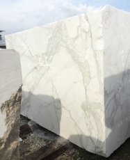 Fornitura blocchi grezzi 177.8 cm in marmo naturale CALACATTA ORO EXTRA 2628. Dettaglio immagine fotografie 