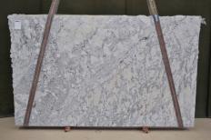 Fornitura lastre grezze lucide 3 cm in granito naturale WHITE ICE 2620. Dettaglio immagine fotografie 