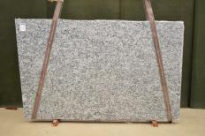 Fornitura lastre grezze lucide 3 cm in granito naturale WHITE PRIMATA 2610. Dettaglio immagine fotografie 